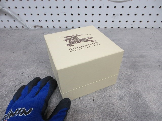 BURBERRY CITY LEATHER STRAP NOVA WATCH image 2