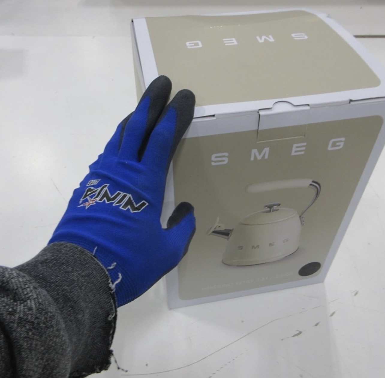 SMEG 2.4QT Whistling Stovetop Kettle image 2